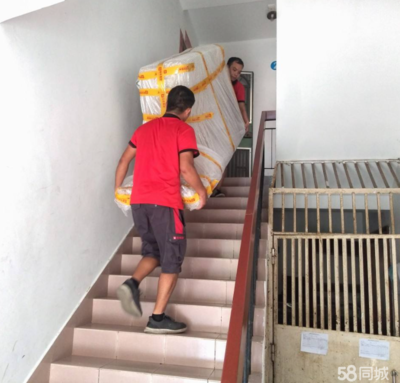 搬家搬貨工人的日常 搬運(yùn)裝卸中的力量與溫情